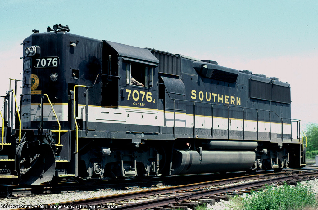 Southern Railway GP50 #7076, with "Repent And Be Saved" written in the grime, approaching 13th Street Interlocking 